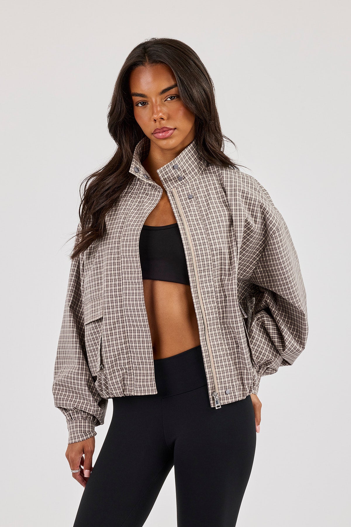 Karierte Nylonjacke mit Trichterkragen – Beige